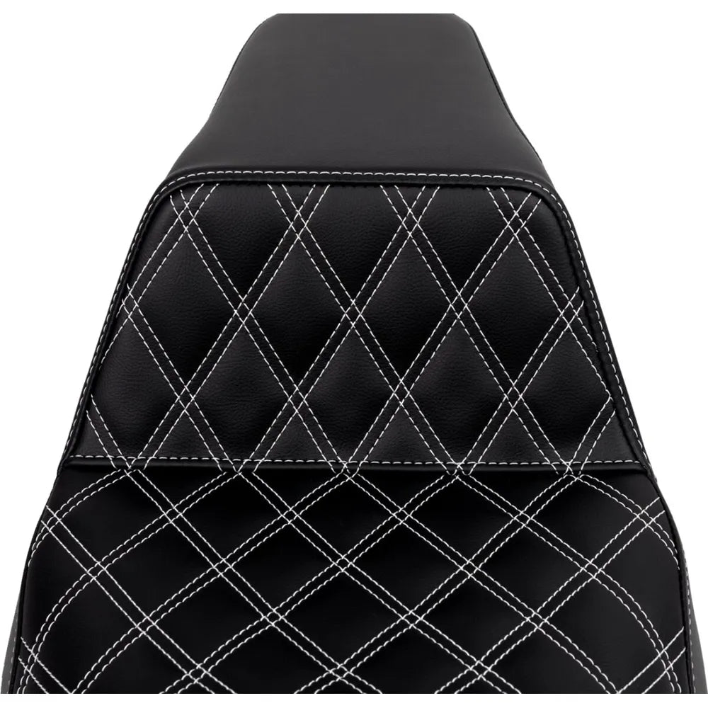 Harley-Davidson Touring (08-24) Step-Up 2-up sæde Front Lattice Stitch hvid syning – Saddlemen – ekstra produktvisning med fokus på form, polstring, syninger og finish – billede 3