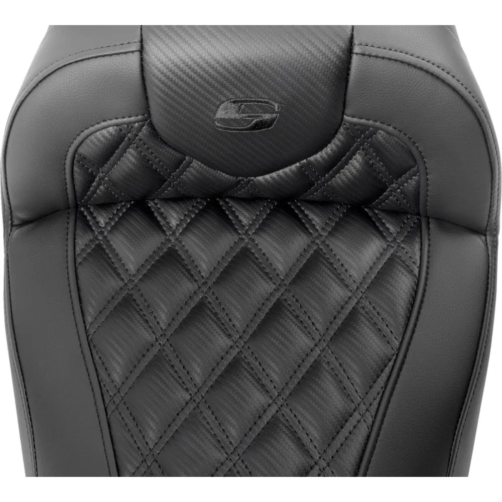 Harley-Davidson Touring (23-26) Roadsofa 2-up sæde Carbon Fiber/ Lattice Stitch/ Perforated med førerryglæn – Saddlemen – ekstra produktvisning med fokus på form, polstring, syninger og finish – billede 6
