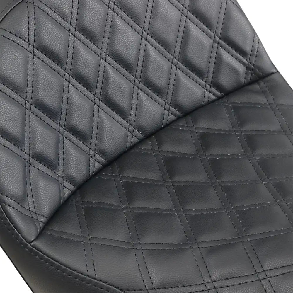 Harley-Davidson Dyna (06-17) Explorer 2-up sæde Lattice Stitch med førerryglæn – Saddlemen – ekstra produktvisning med fokus på form, polstring, syninger og finish – billede 5