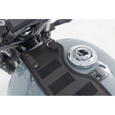 Triumph Bonneville 1200 T120 ABS (16-26) m.fl. Legend Gear Tank Strap SLA – SW-Motech – produktbillede 2
