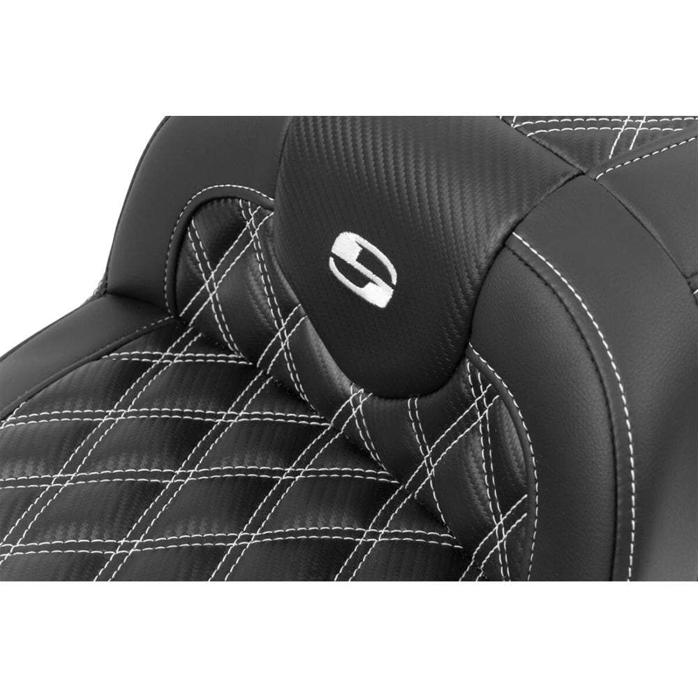 Harley-Davidson Touring (23-26) Roadsofa 2-up sæde Carbon Fiber/ Lattice Stitch/ Perforated hvid syning – Saddlemen – ekstra produktvisning med fokus på form, polstring, syninger og finish – billede 3