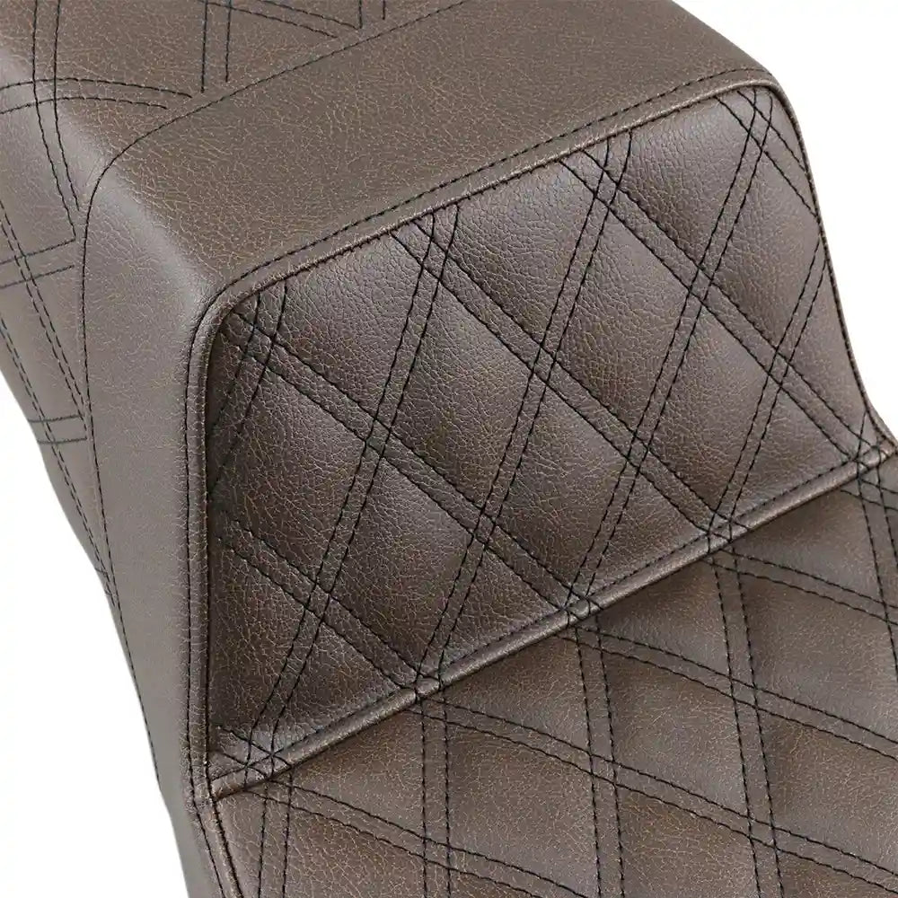 Harley-Davidson Touring (97-07) Step-Up 2-up sæde Full Lattice Stitch, med førerryglæn (897-06-175BR) – Saddlemen – ekstra produktvisning med fokus på form, polstring, syninger og finish – billede 3