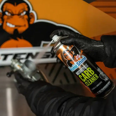 Tru-Tension PrimeShine karburator- og injektorrens – 500 ml – karburatorrens i brug på motorkomponent
