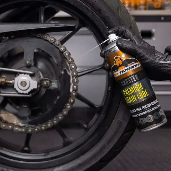 Tru-Tension Premium Tungsten kædespray til MC – 500 ml – Premium Tungsten kædespray i brug på motorcykelkæde