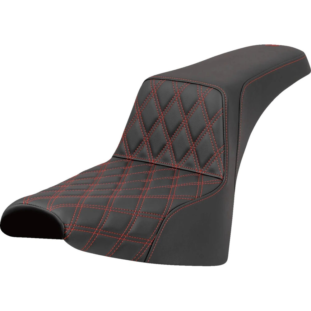 Harley-Davidson Softail (18-23) Step-Up 2-up sæde Front Lattice Stitch/ Rear Smooth rød syning – Saddlemen
