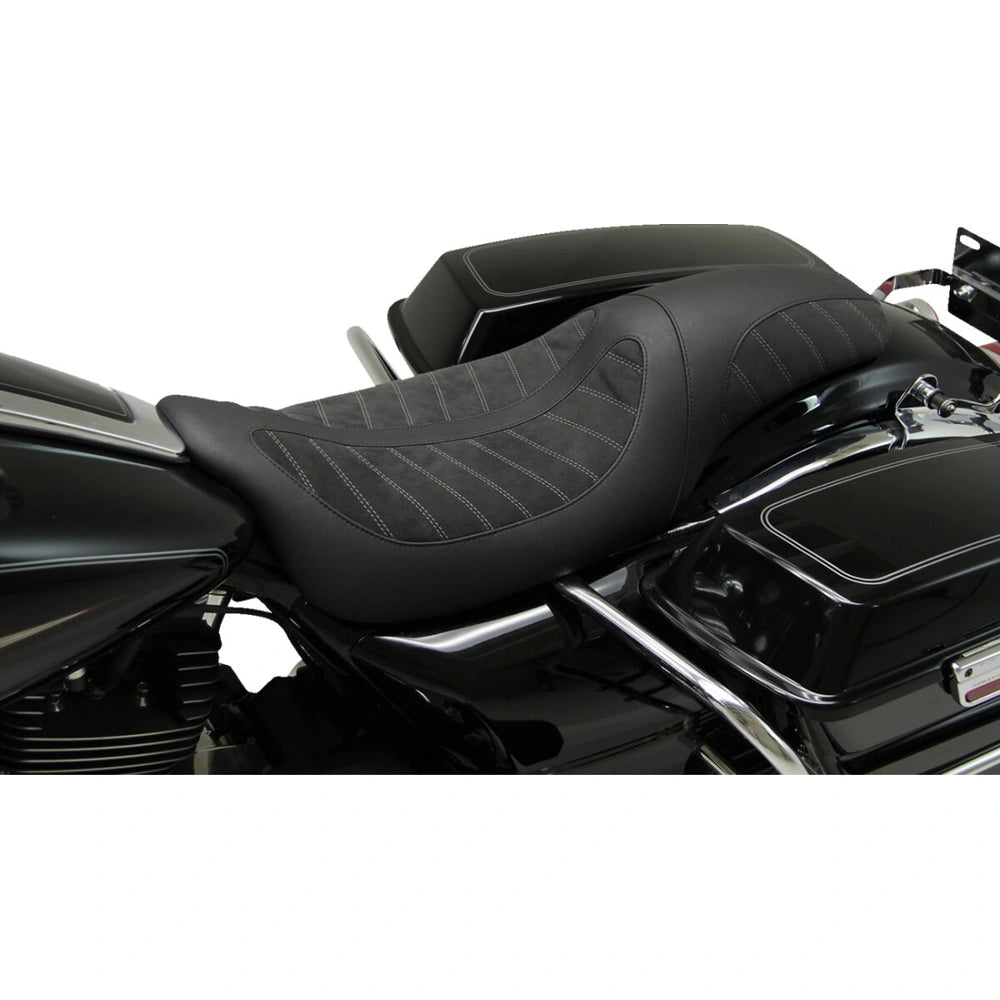 Harley-Davidson Touring (08-25) Kodlin Signature Series 2-up sæde – Mustang – Mustang varenr. 76292 – ekstra produktvinkel med fokus på form og finish – billede 3