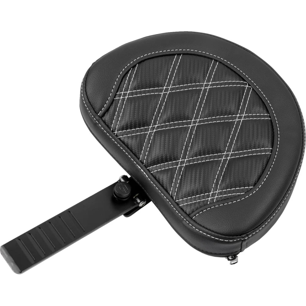 Harley-Davidson Touring (23-26) Roadsofa 2-up sæde Carbon Fiber/ Lattice Stitch/ Perforated hvid syning med førerryglæn – Saddlemen – ekstra produktvisning med fokus på form, polstring, syninger og finish – billede 6