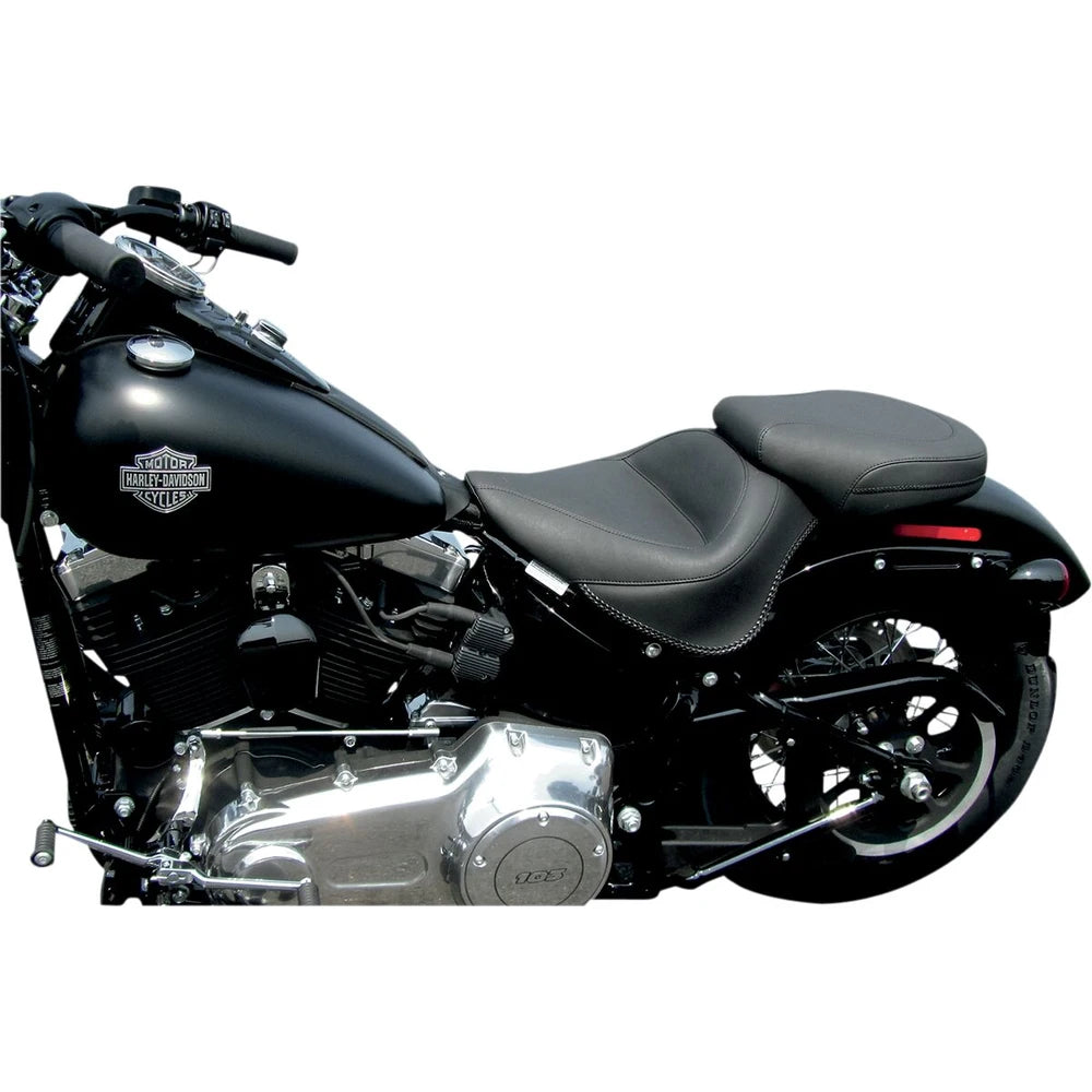 Harley-Davidson Softail (11-17) Wide solosæde – Mustang – Mustang varenr. 76752 – ekstra produktvinkel med fokus på form og finish – billede 5