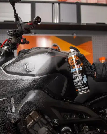 Tru-Tension PrimeShine Bodywork Foam Cleaner – MC renseskum 500 ml – renseskum påført sort motorcykeltank