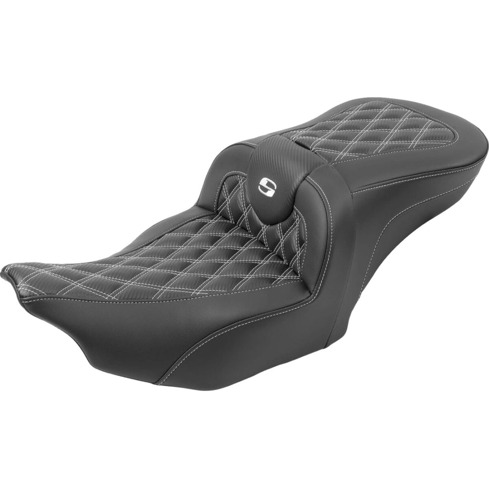 Harley-Davidson Touring (23-26) Roadsofa 2-up sæde Carbon Fiber/ Lattice Stitch/ Perforated hvid syning med førerryglæn – Saddlemen – ekstra produktvisning med fokus på form, polstring, syninger og finish – billede 5