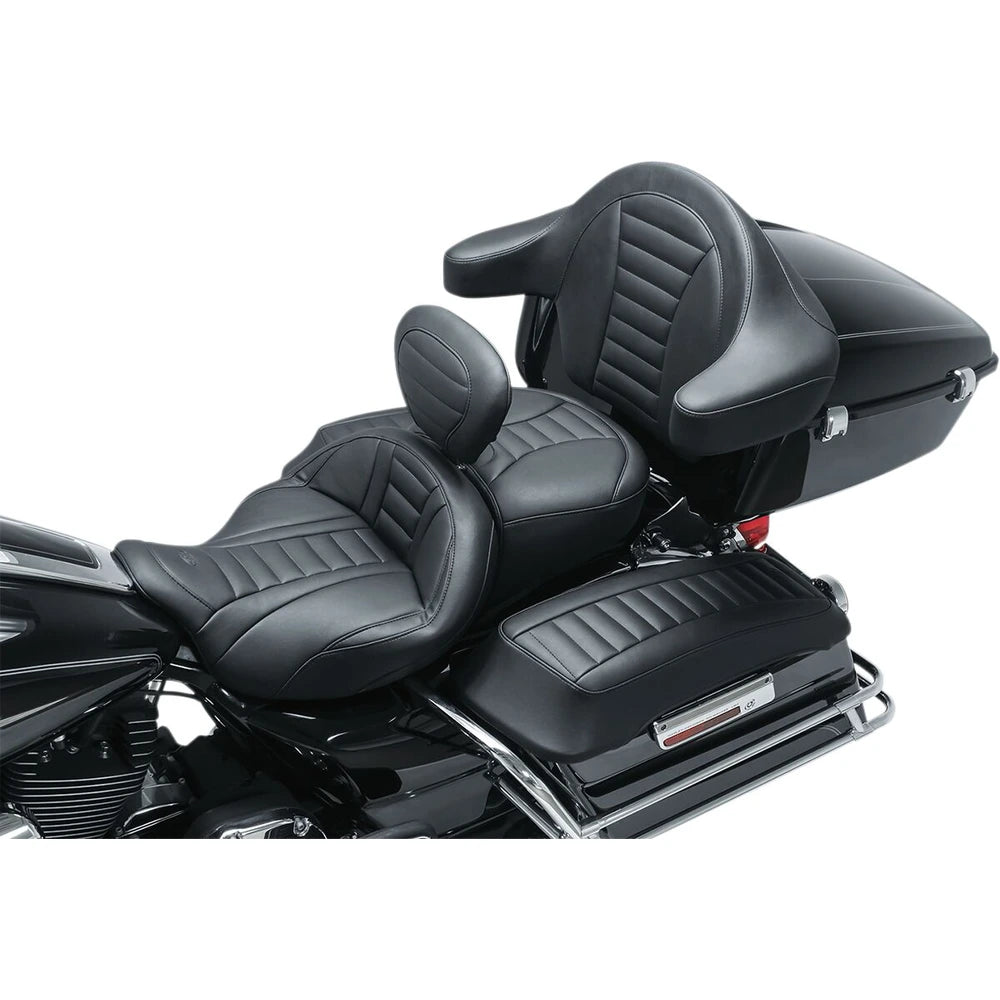 Harley-Davidson Street Glide (08-24) Removable førerryglæn, tuck & roll – Mustang – Mustang varenr. 79012 – ekstra produktvinkel med fokus på form og finish – billede 2