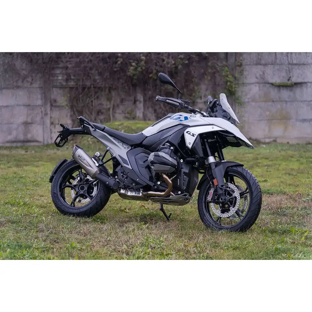 BMW R 1300 GS (23-26) Force Evo slip-on, titanium – Spark – monteret på motorcykel, design og linjeføring, billede 6
