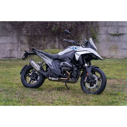 BMW R 1300 GS (23-26) Force Evo slip-on, titanium – Spark – monteret på motorcykel, design og linjeføring, billede 6