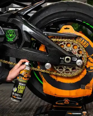 Tru-Tension Moto Grime Guard – beskyttelse ved kæderens – Moto Grime Guard i brug under kædesmøring