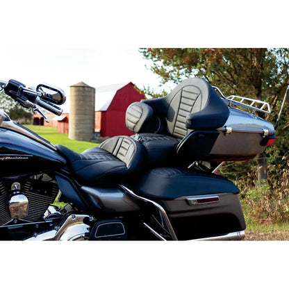Harley-Davidson Street Glide (08-24) Removable førerryglæn, tuck & roll – Mustang – Mustang varenr. 79012 – designet vist på motorcyklen – billede 8