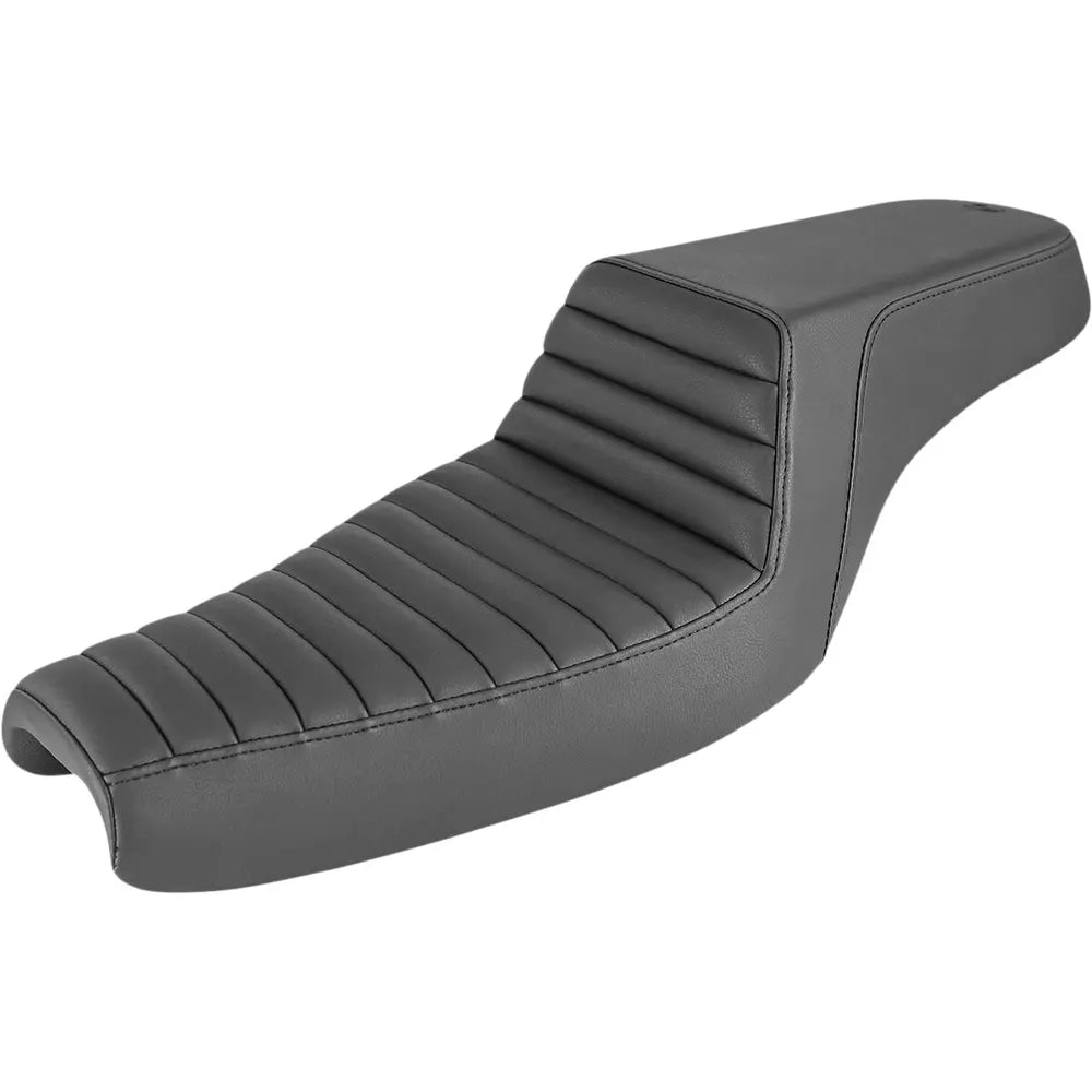 Harley-Davidson Sportster (04-22) Step-Up 2-up sæde Front Tuck-n-Roll, 12.5 liter Tank (3.3 US gal.) – Saddlemen