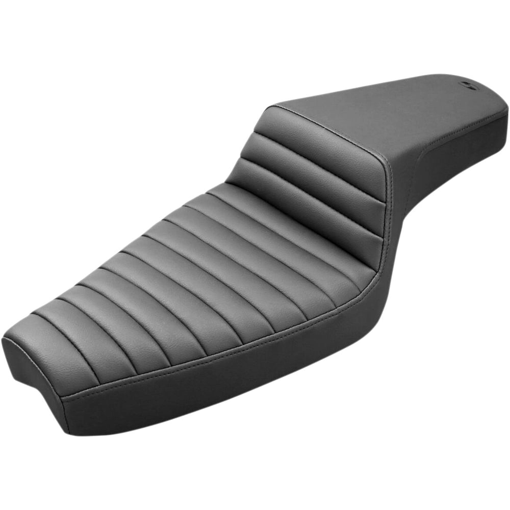 Harley-Davidson Sportster (04-22) Step-Up 2-up sæde Front Tuck-n-Roll, 17 liter Tank (4.5 US gal.) – Saddlemen – ekstra produktvisning med fokus på form, polstring, syninger og finish – billede 2