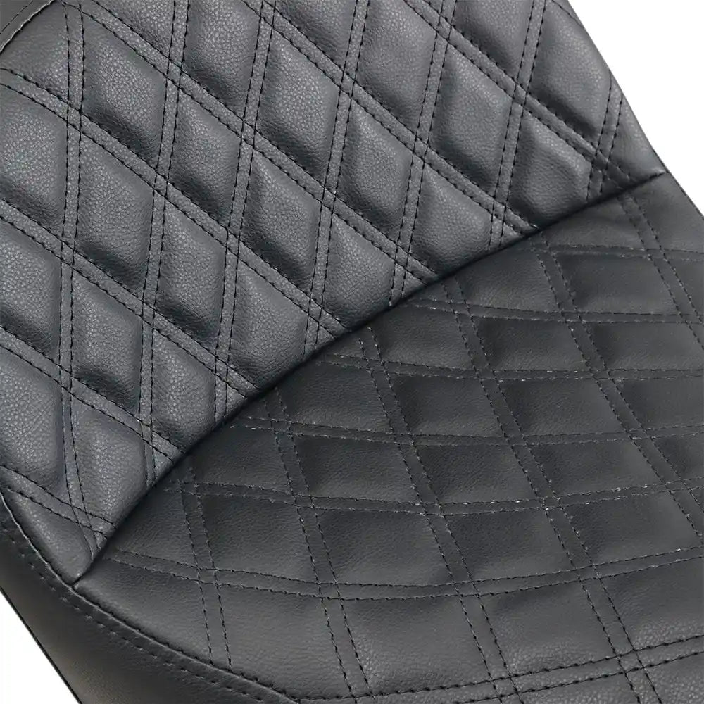 Harley-Davidson Dyna (06-17) Explorer 2-up sæde Lattice Stitch med førerryglæn – Saddlemen – ekstra produktvisning med fokus på form, polstring, syninger og finish – billede 4