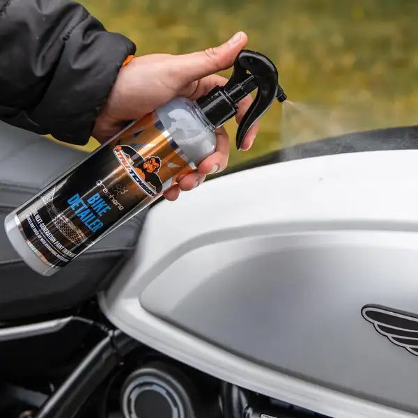Tru-Tension Graphene Bike Detailer – MC detailer 500 ml – Graphene Bike Detailer påført motorcykeltank