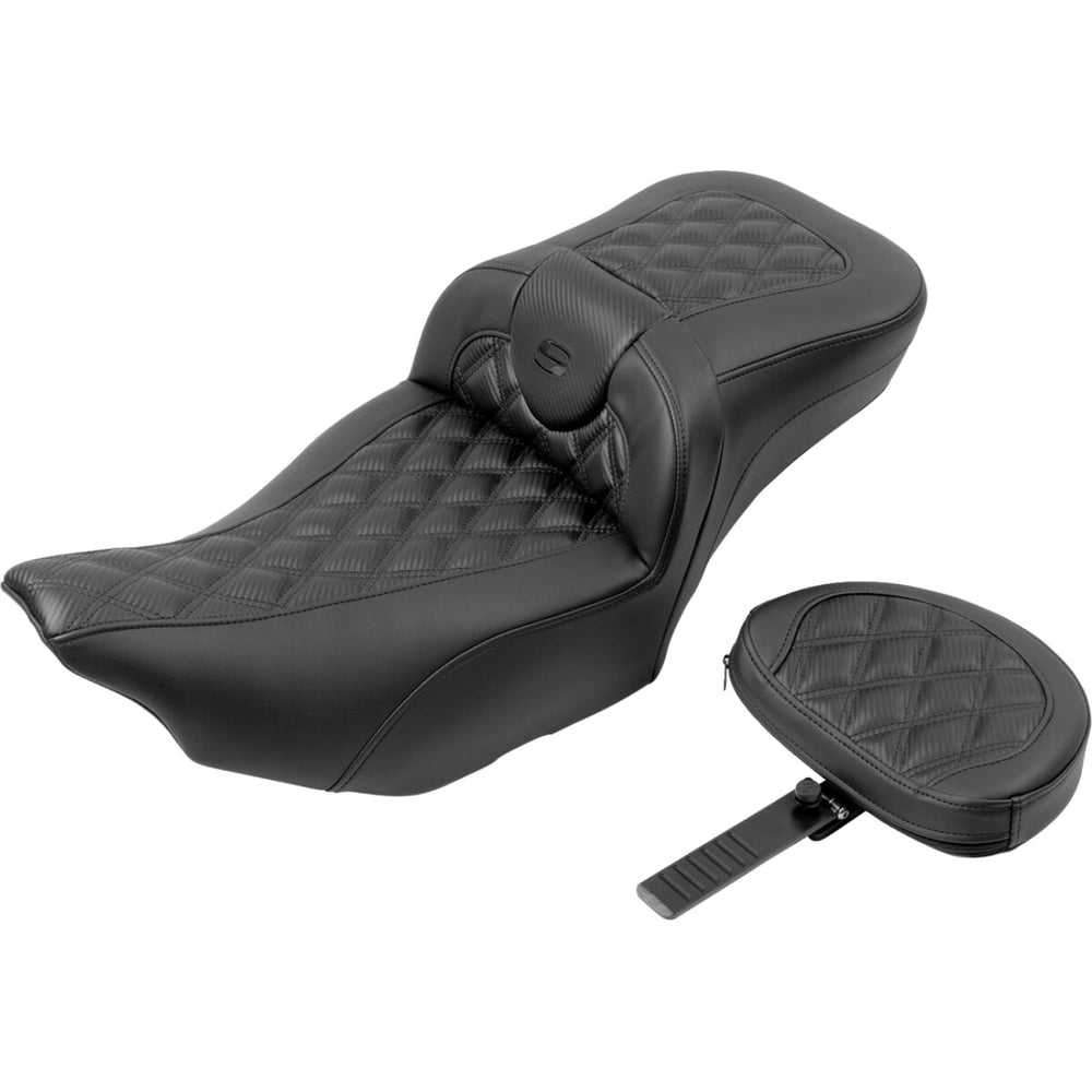 Harley-Davidson Touring (23-26) Roadsofa 2-up sæde Carbon Fiber/ Lattice Stitch/ Perforated Extended Reach med førerryglæn – Saddlemen – ekstra produktvisning med fokus på form, polstring, syninger og finish – billede 2
