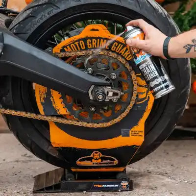 Tru-Tension Moto Grime Guard – beskyttelse ved kæderens – Moto Grime Guard placeret ved baghjulet