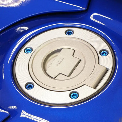 Tankdækselboltsæt, 5 stk. – 7075-T6 aluminium, blå, TYA398 – Pro-Bolt – monteret på motorcykel
