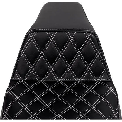 Harley-Davidson Touring (08-24) Step-Up 2-up sæde Front Lattice Stitch hvid syning – Saddlemen – ekstra produktvisning med fokus på form, polstring, syninger og finish – billede 3