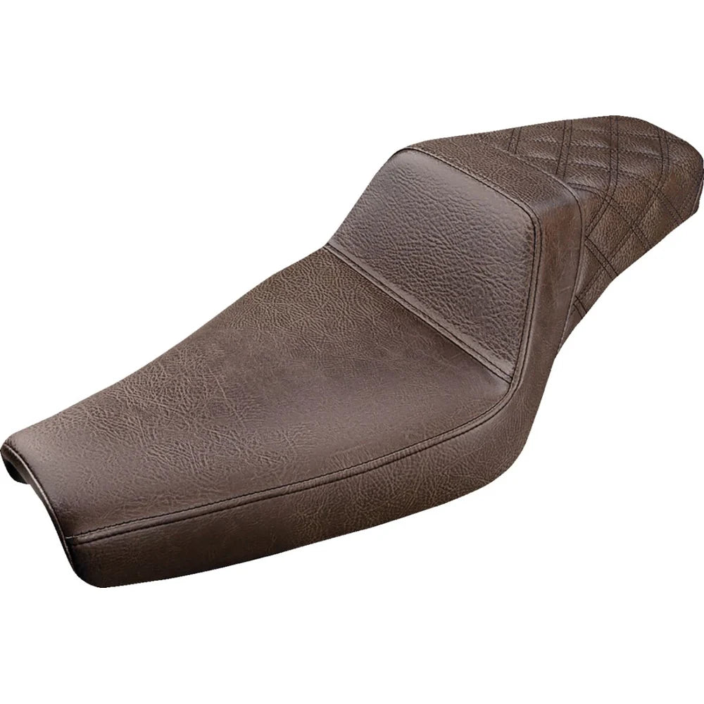 Harley-Davidson Sportster (04-22) Step-Up 2-up sæde Rear Lattice Stitch, med førerryglæn (807-11-173BR) – Saddlemen