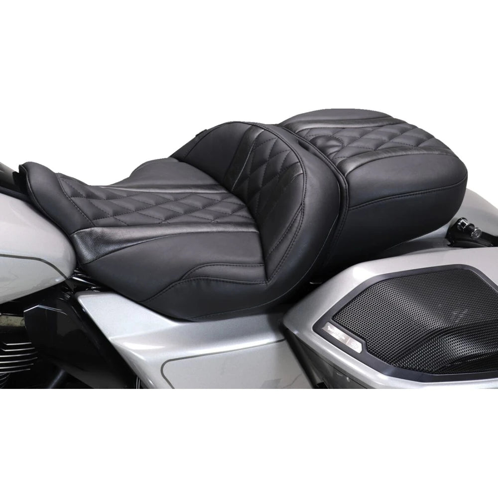 Harley-Davidson Touring (23-26) Deluxe Touring 2-up sæde, diamond – Mustang – Mustang varenr. 89411 – ekstra produktvinkel med fokus på form og finish – billede 5