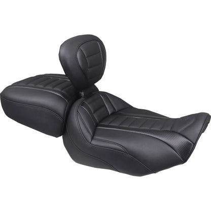 Harley-Davidson Touring (23-26) Touring Wide passagersæde – Mustang – Mustang varenr. 88420 – ekstra produktvinkel med fokus på form og finish – billede 2
