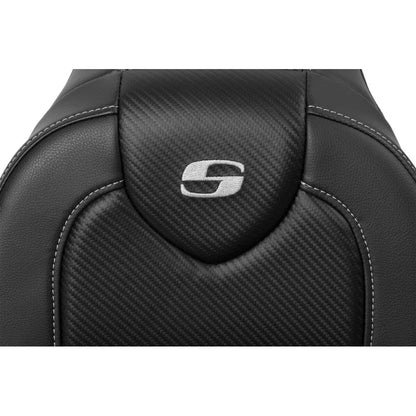 Harley-Davidson Dyna (04-05) Roadsofa 2-up sæde Carbon Fiber – Saddlemen – ekstra produktvisning med fokus på form, polstring, syninger og finish – billede 2