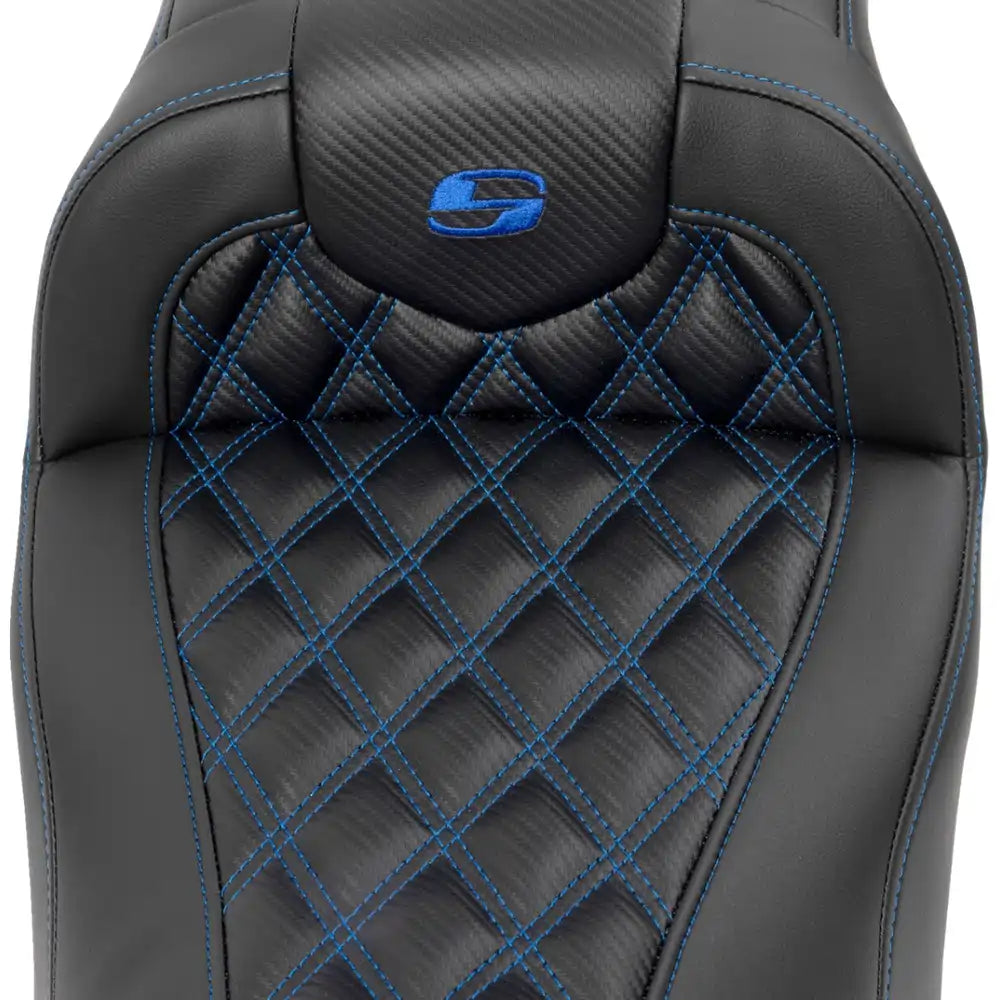 Harley-Davidson Touring (23-26) Roadsofa 2-up sæde Carbon Fiber/ Lattice Stitch/ Perforated blå syning – Saddlemen – ekstra produktvisning med fokus på form, polstring, syninger og finish – billede 2