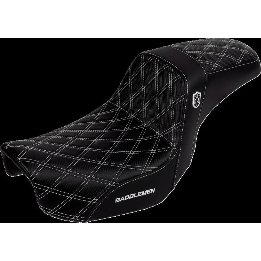 Harley-Davidson Dyna (06-17) Pro Series SDC Performance 2-up sæde Black Gripper Lumbar/ Carbon Fiber Lattice Stitched/ White Stitching – Saddlemen – ekstra produktvisning med fokus på form, polstring, syninger og finish – billede 4
