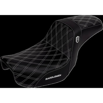 Harley-Davidson Dyna (06-17) Pro Series SDC Performance 2-up sæde Black Gripper Lumbar/ Carbon Fiber Lattice Stitched/ White Stitching – Saddlemen – ekstra produktvisning med fokus på form, polstring, syninger og finish – billede 4