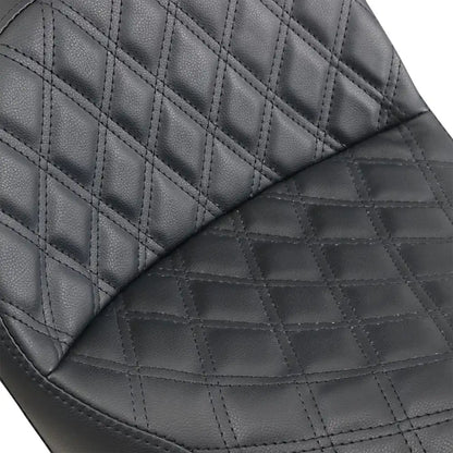 Harley-Davidson Dyna (06-17) Explorer 2-up sæde Lattice Stitch med førerryglæn – Saddlemen – ekstra produktvisning med fokus på form, polstring, syninger og finish – billede 5