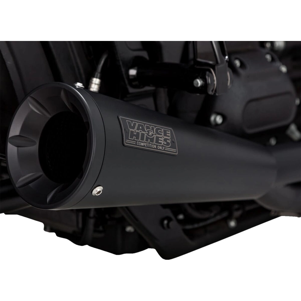 Harley-Davidson Softail (18-24) 2-into-1 Upsweep komplet udstødning, sort – Vance & Hines – alternativ vinkel på udstødningen 8