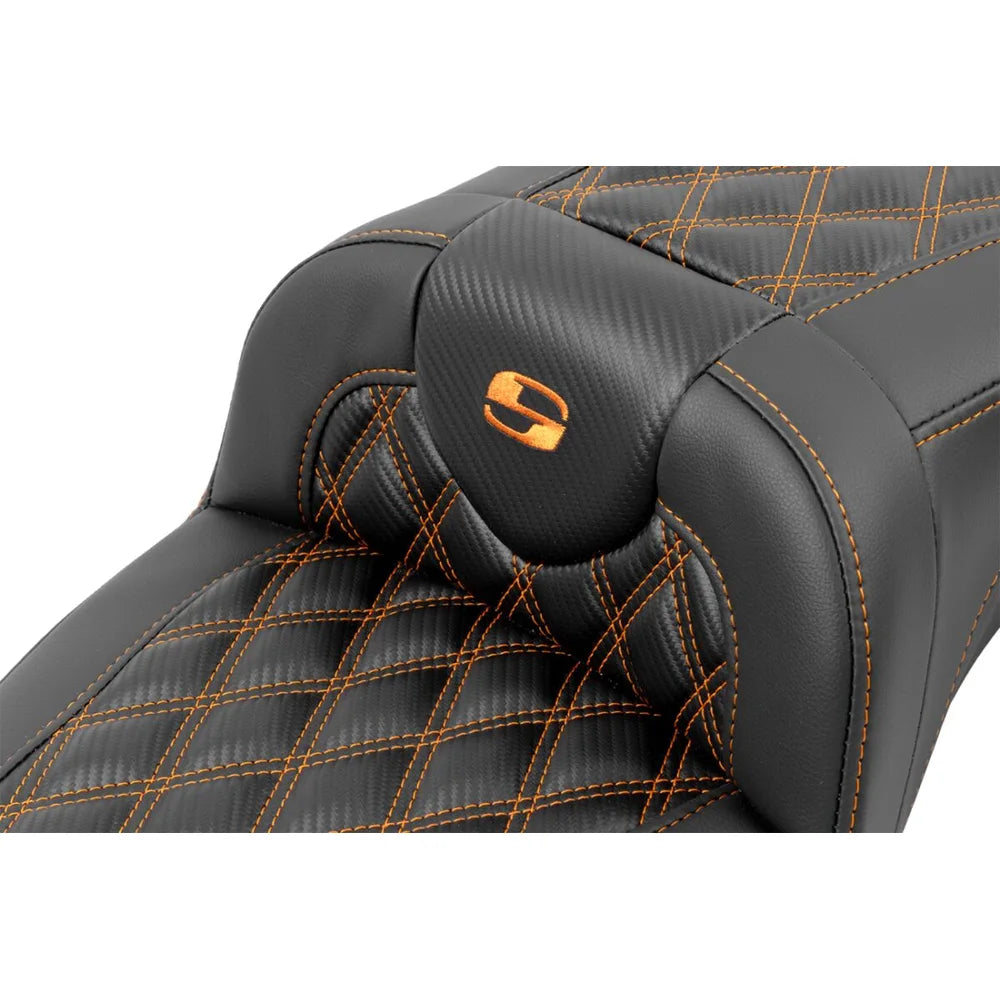 Harley-Davidson Touring (23-26) Roadsofa 2-up sæde Carbon Fiber/ Lattice Stitch/ Perforated orange syning Extended Reach (823-07-207B3) – Saddlemen – ekstra produktvisning med fokus på form, polstring, syninger og finish – billede 3