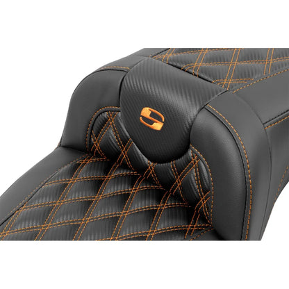 Harley-Davidson Touring (23-26) Roadsofa 2-up sæde Carbon Fiber/ Lattice Stitch/ Perforated orange syning Extended Reach (823-07-207B3) – Saddlemen – ekstra produktvisning med fokus på form, polstring, syninger og finish – billede 3