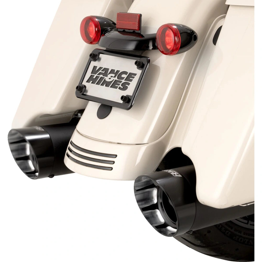 Harley-Davidson Touring (17-26) Razorback 450 slip-on, sort – Vance & Hines – monteret på motorcykel – design og pasform 3