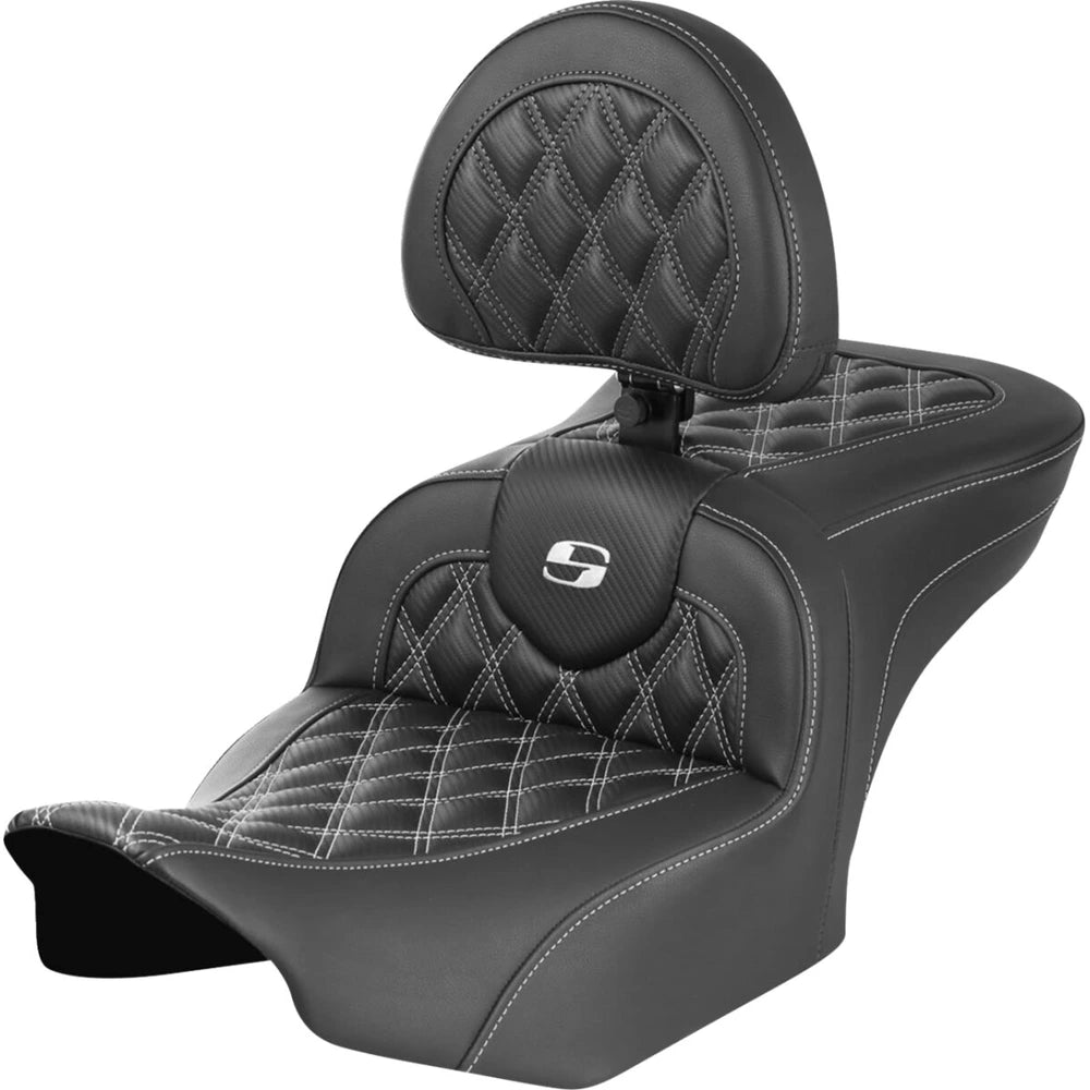 Harley-Davidson Touring (23-26) Roadsofa 2-up sæde Carbon Fiber/ Lattice Stitch/ Perforated hvid syning med førerryglæn – Saddlemen