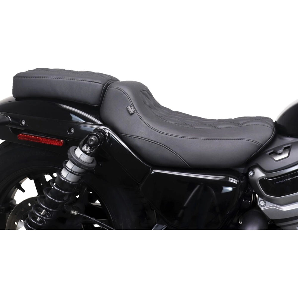 Harley-Davidson Sportster (22-26) Tripper passagersæde, diamond – Mustang – Mustang varenr. 83101 – ekstra produktvinkel med fokus på form og finish – billede 2