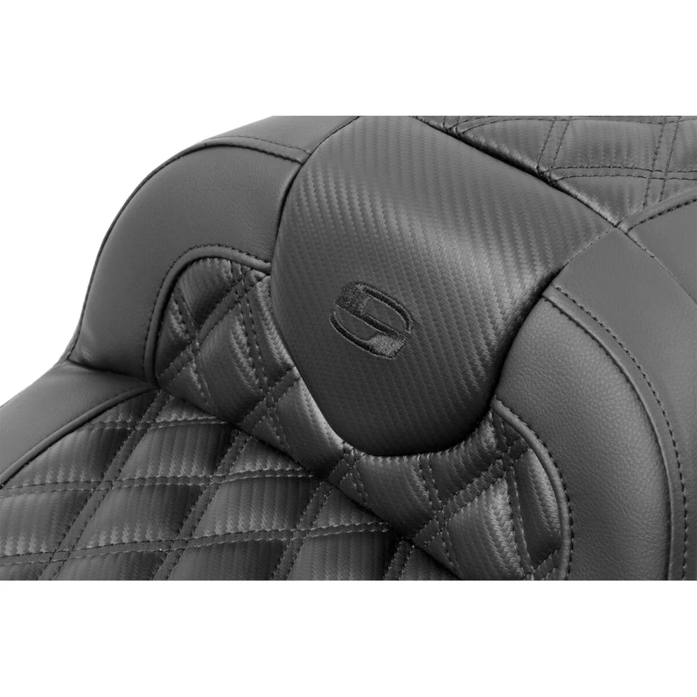Harley-Davidson Touring (23-26) Roadsofa 2-up sæde Carbon Fiber/ Lattice Stitch/ Perforated med førerryglæn – Saddlemen – ekstra produktvisning med fokus på form, polstring, syninger og finish – billede 5