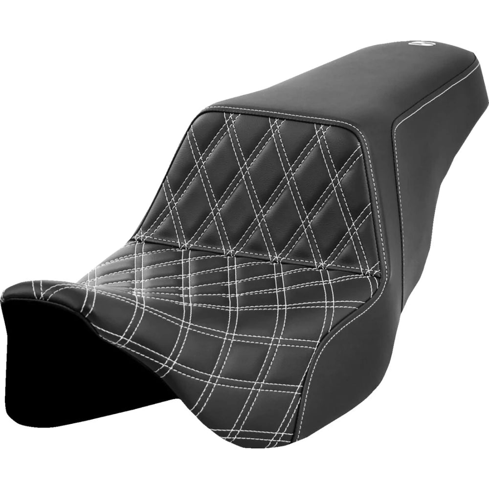 Harley-Davidson Touring (08-24) Step-Up 2-up sæde Front Lattice Stitch hvid syning – Saddlemen