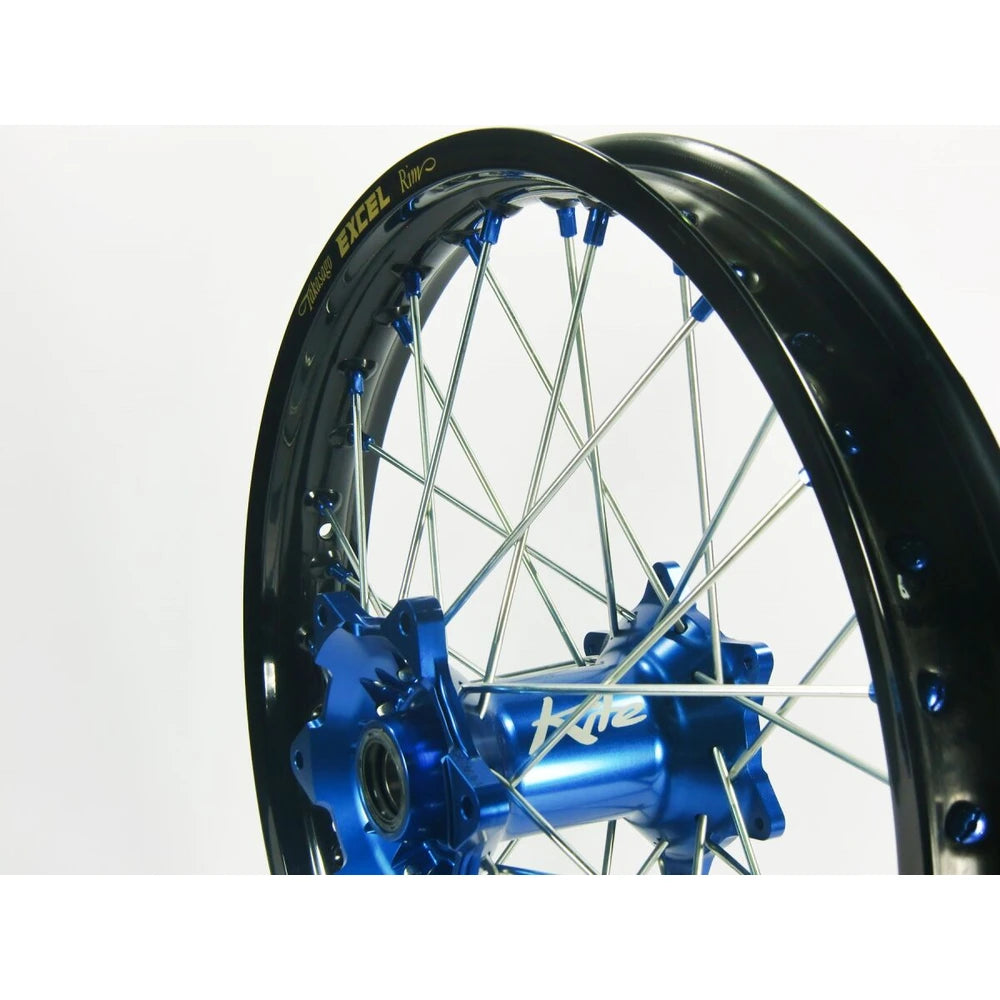 Kite Elite MX/Enduro baghjul 18x2.15 til Yamaha/Fantic 2002–2027 – blå, sølv eger – detalje af nav, eger og fælg