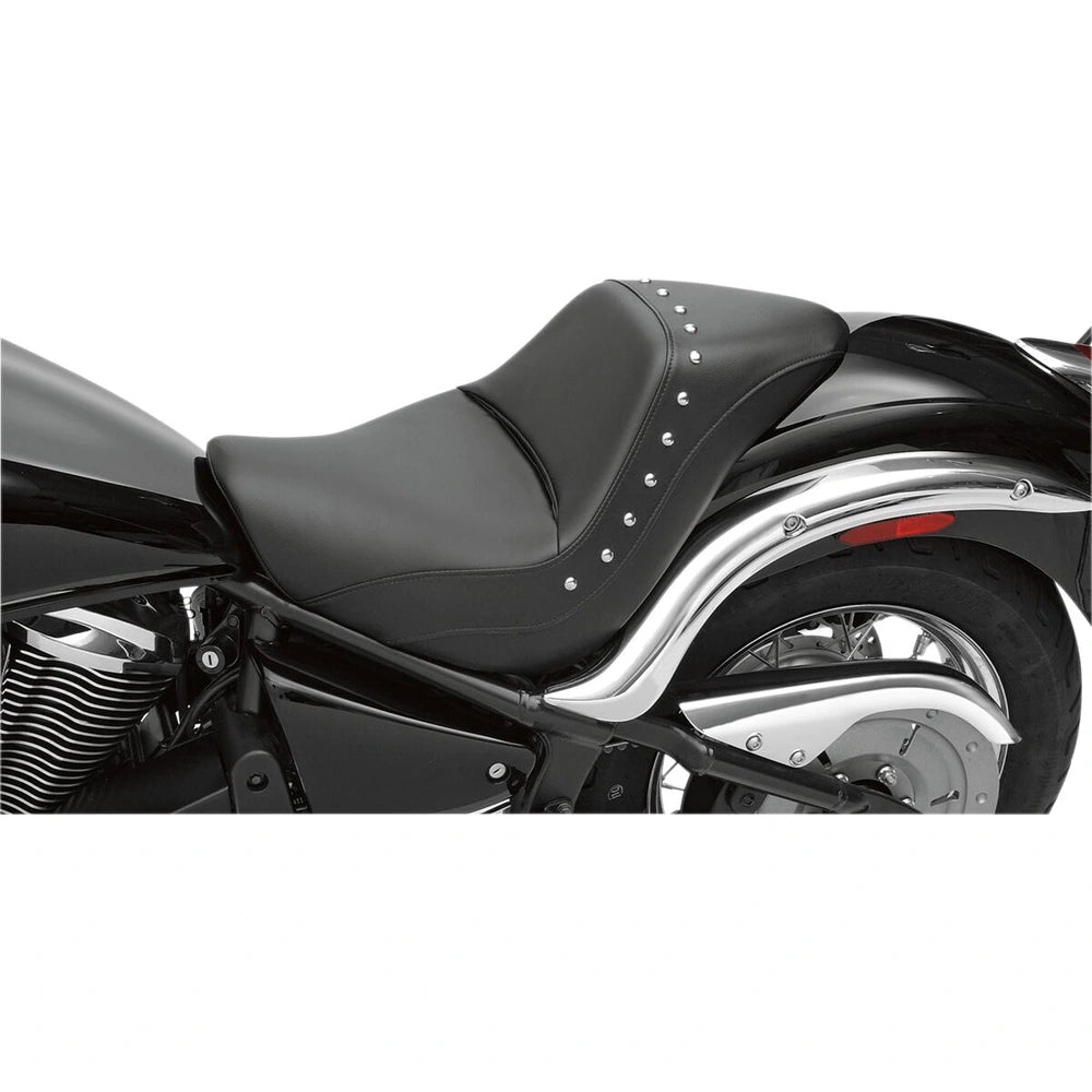 Kawasaki modeller (06-25) Renegade Deluxe solosæde Studded – Saddlemen – ekstra produktvisning med fokus på form, polstring, syninger og finish – billede 2