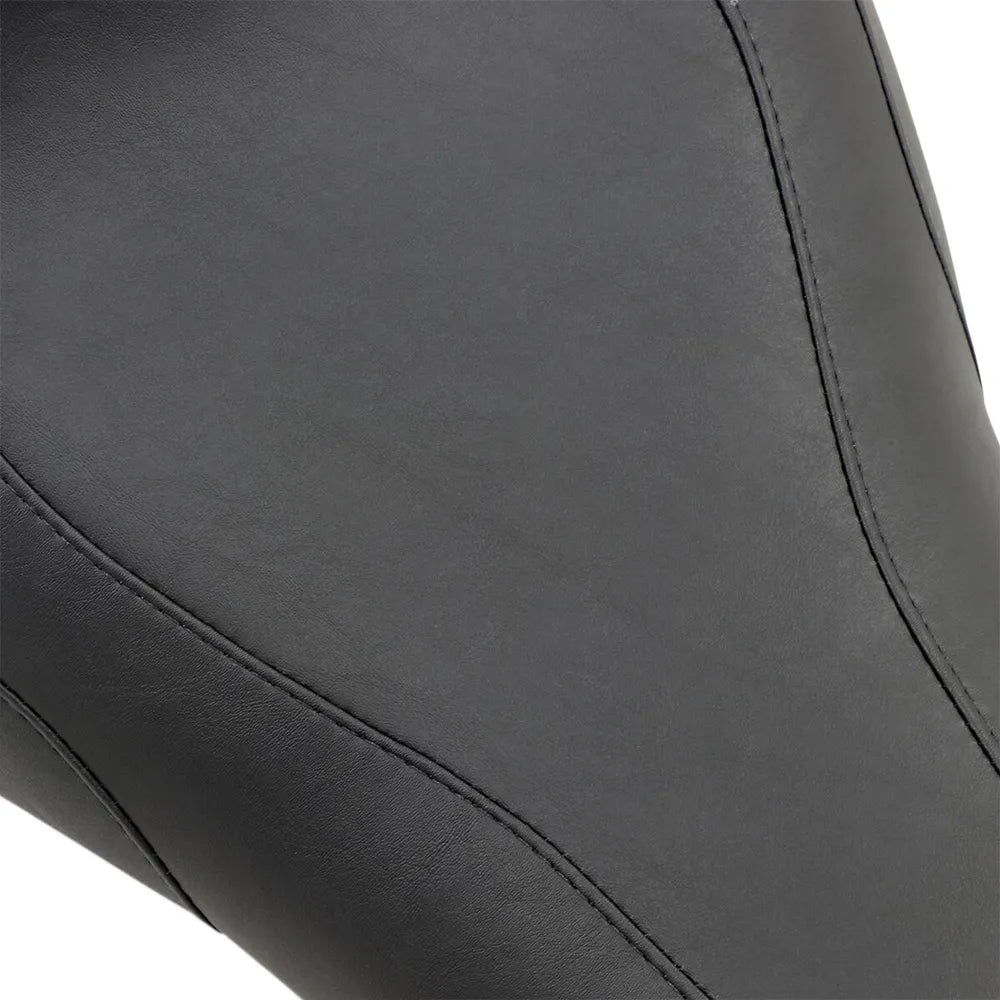 Harley-Davidson Touring (96-07) Tripper solosæde – Mustang – Mustang varenr. 76457 – detalje af materiale, syninger og finish – billede 7