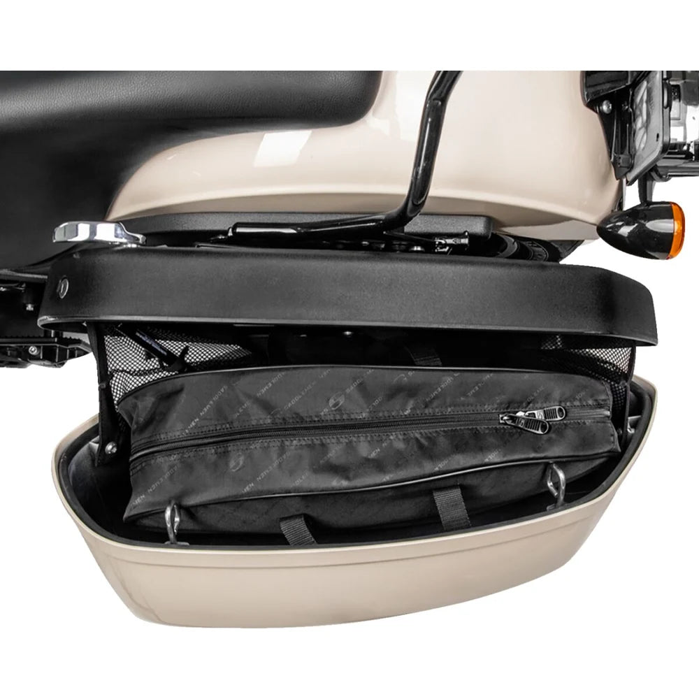 Harley-Davidson Low Rider ST (22-25) sidetaskeliner – Saddlemen – ekstra produktvisning med fokus på pasform, ruminddeling og finish – billede 4
