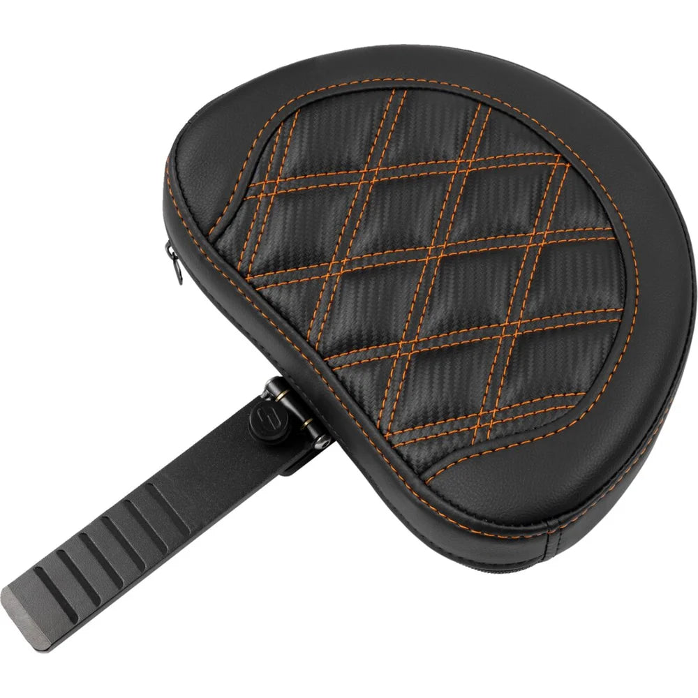 Harley-Davidson Touring (23-26) Roadsofa 2-up sæde Carbon Fiber/ Lattice Stitch/ Perforated orange syning Extended Reach (823-07-207B3) – Saddlemen – ekstra produktvisning med fokus på form, polstring, syninger og finish – billede 2