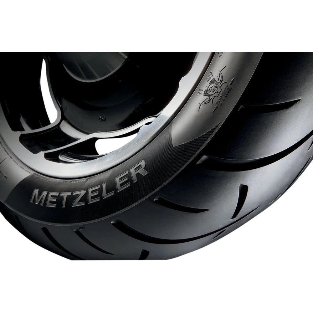Metzeler ME 888 Marathon Ultra MH90-21 54H TL – fordæk – alternativt produktbillede med fokus på dækprofil og design.