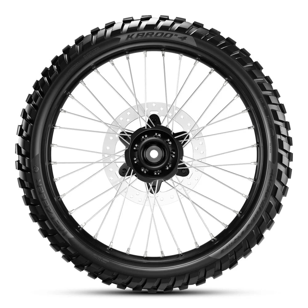 Metzeler Karoo 4 90/90-21 54T TL spec. B – fordæk – alternativt produktbillede med fokus på dækprofil og design.